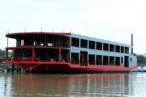 廣州市重點工程“粵劇紅船”順利下水